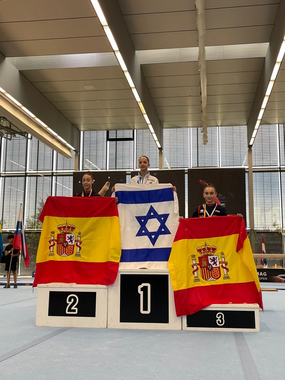 Debut internacional con el equipo nacional junior de Elvira Ruiz-Fornells (CEMG Majadaonda) con medallas